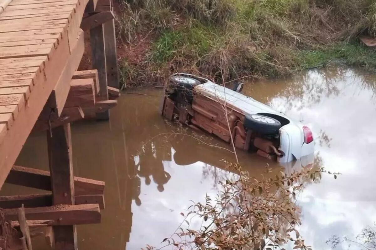 Imagem de compartilhamento para o artigo Mãe e filha morrem após carro cair no Rio Ivinhema na MS-141 da MS Todo dia